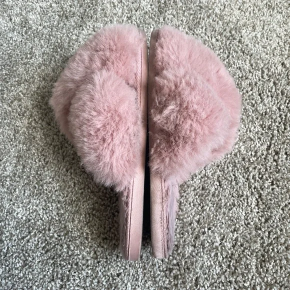 Pink fuzzy slippers - Picture 7 of 13